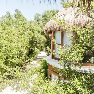 https://mamasan-treehouses-cabins-carretera-tulum-boca-paila-km-65.tulum-hotels.net